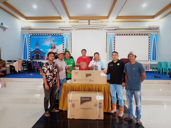 Perwakilan PT MJM memberikan 1 Unit AC yang merupakan salah satu wujud kepedulian terhadap masyarakat.